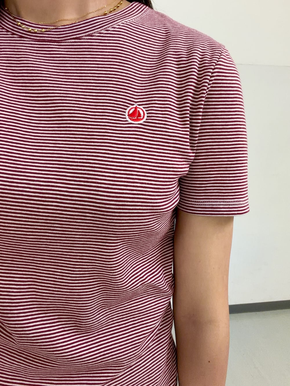 ベージュ系のその他パンツ、ベージュ系のサンダル、イエロー系のショルダーバッグを着用したレディースの夏コーディネートの5枚目の写真