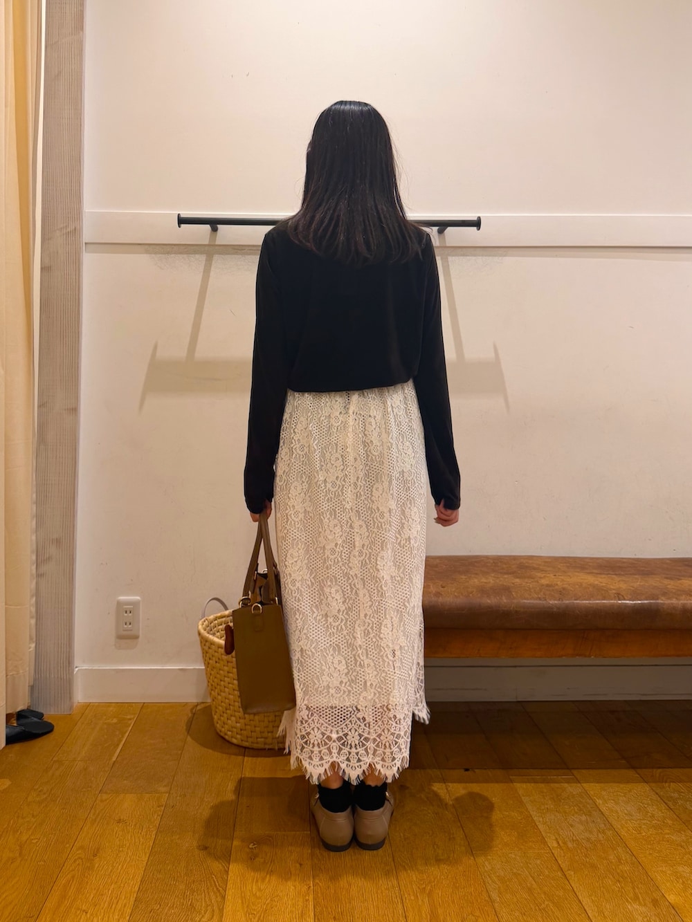 ホワイト系のスカート、ブラウン系のその他シューズ、ブラウン系のTシャツ/カットソーを着用したレディースの夏コーディネートの4枚目の写真
