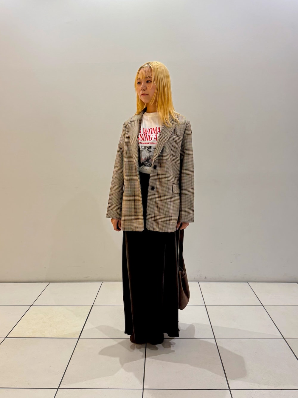 ブラウン系のその他アウター、ホワイト系のTシャツ/カットソー、ブラウン系のスカートを着用したレディースの秋コーディネートの4枚目の写真
