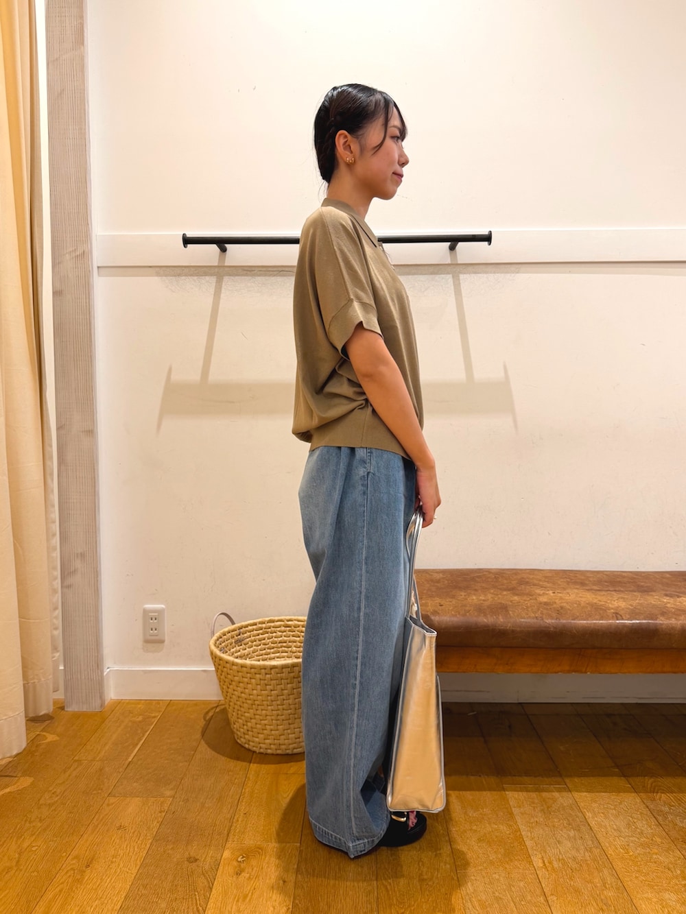ベージュ系のニット/セーター、ブルー系のデニムパンツ、ブラック系のサンダルを着用したレディースの夏コーディネートの3枚目の写真