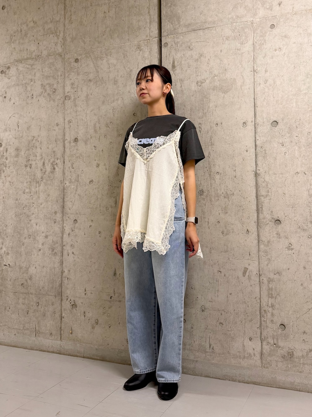 グレー系のTシャツ/カットソー、ブルー系のデニムパンツ、ホワイト系のキャミソールを着用したレディースの夏コーディネートの4枚目の写真