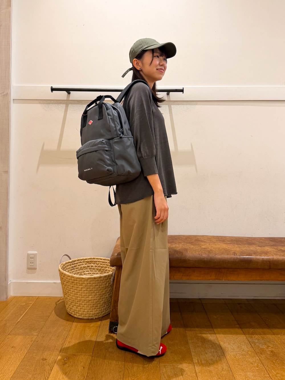 グレー系のバックパック/リュック、グレー系のニット/セーター、ベージュ系のその他パンツを着用したレディースの秋コーディネートの3枚目の写真