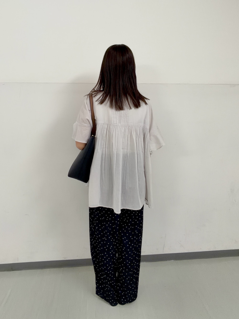 グレー系のシャツ/ブラウス、ブルー系のその他パンツ、ベージュ系のタンクトップを着用したレディースの春コーディネートの2枚目の写真