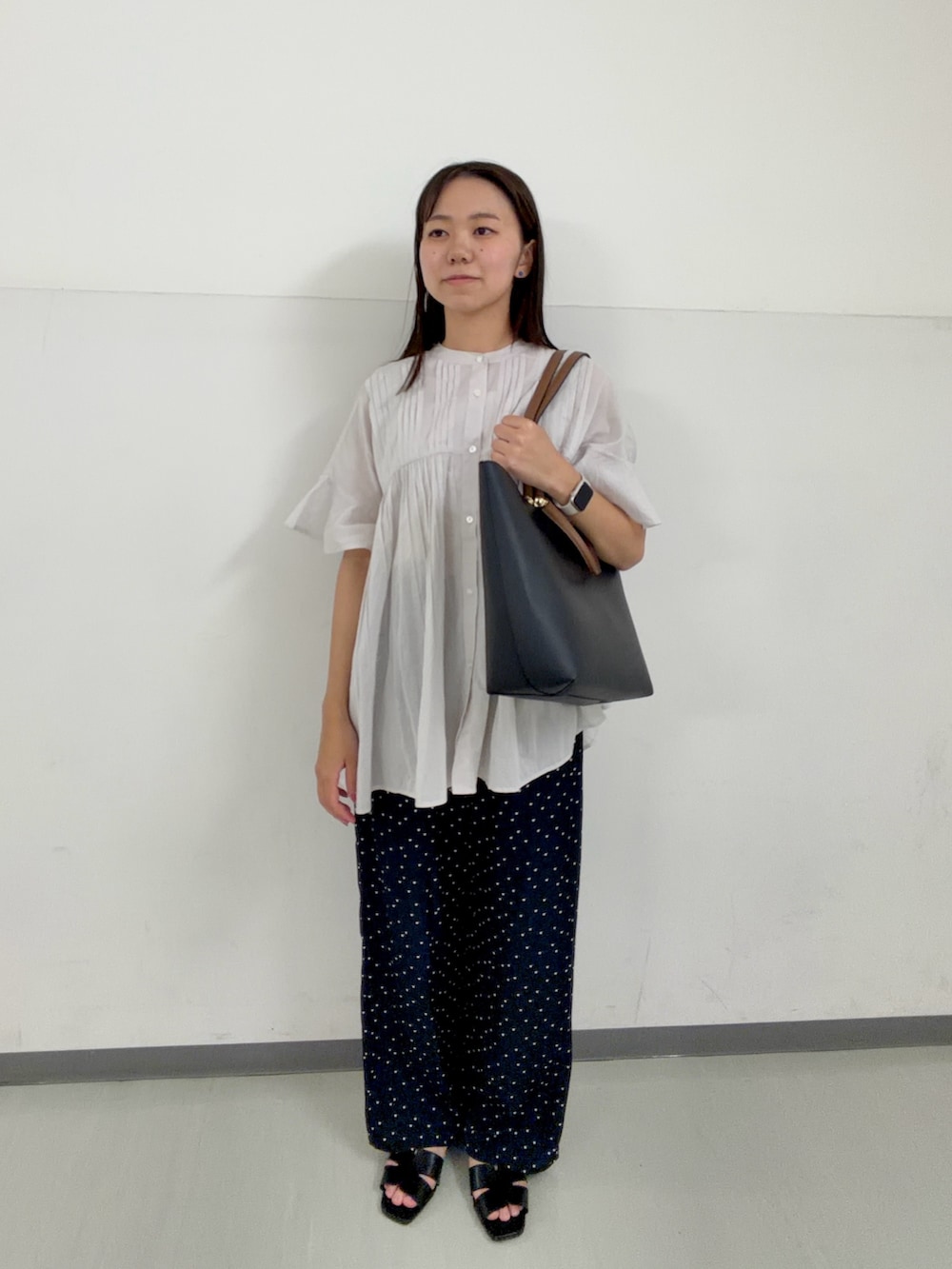 グレー系のシャツ/ブラウス、ブルー系のその他パンツ、ベージュ系のタンクトップを着用したレディースの春コーディネートの4枚目の写真