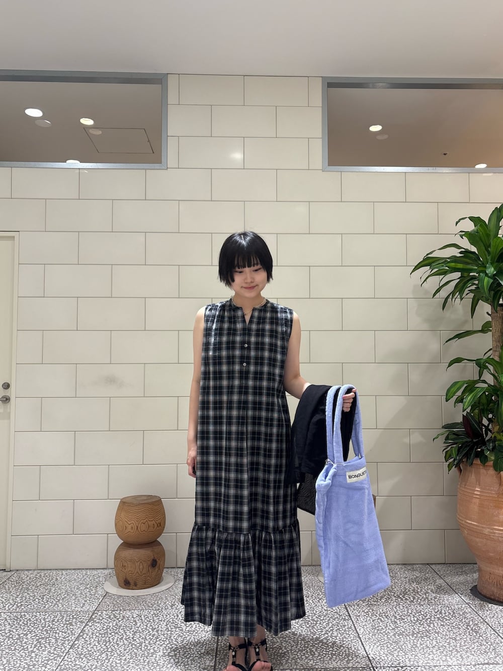 ブラック系のワンピース、ブラック系のシャツ/ブラウスを着用したレディースの夏コーディネートの6枚目の写真