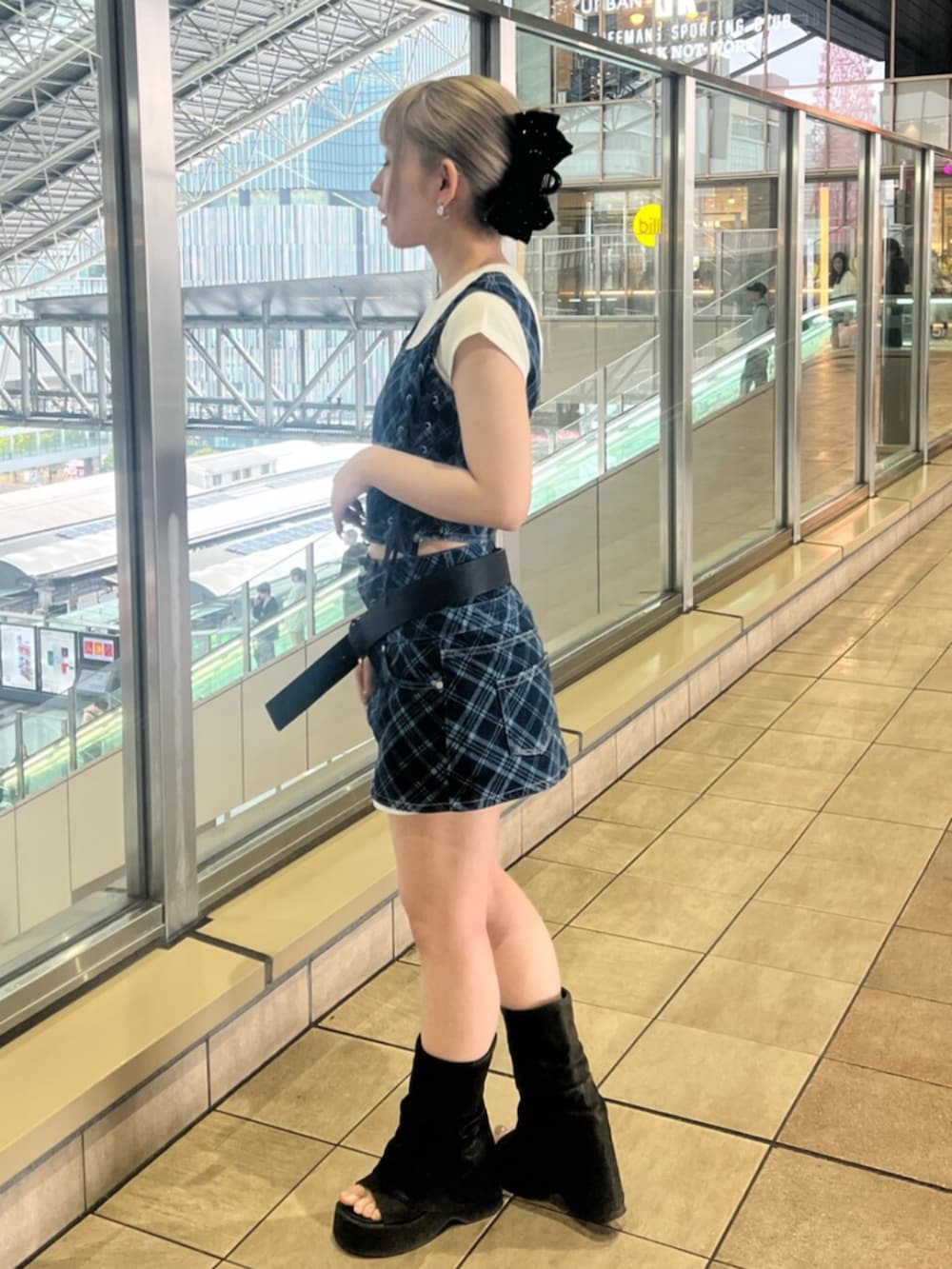 ブラック系のトートバッグ、ブラック系のサンダル、ホワイト系のTシャツ/カットソーを着用したレディースの春コーディネートの2枚目の写真