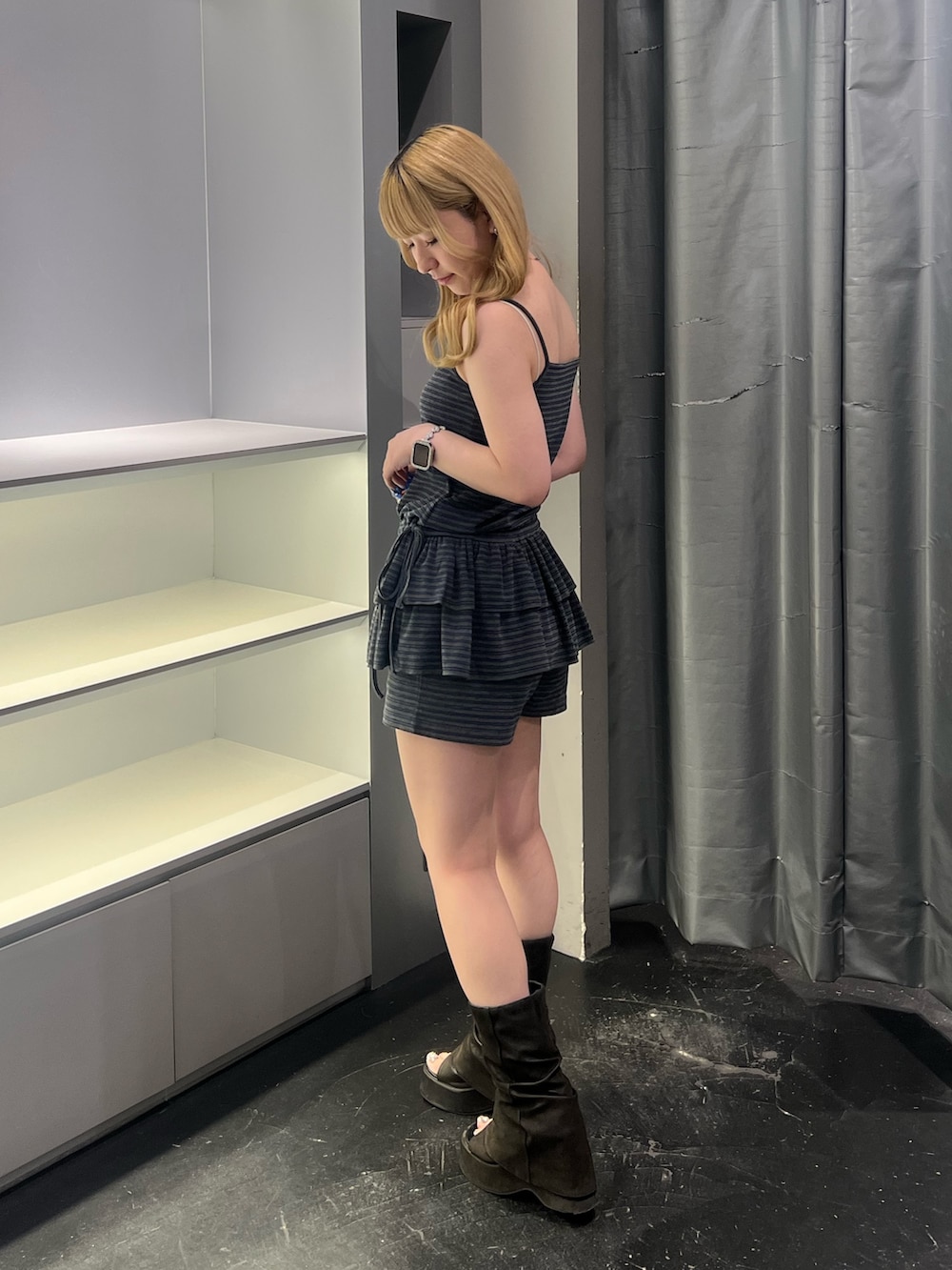 グレー系のその他パンツ、グレー系のキャミソール、ブラック系のサンダルを着用したレディースの夏コーディネートの2枚目の写真