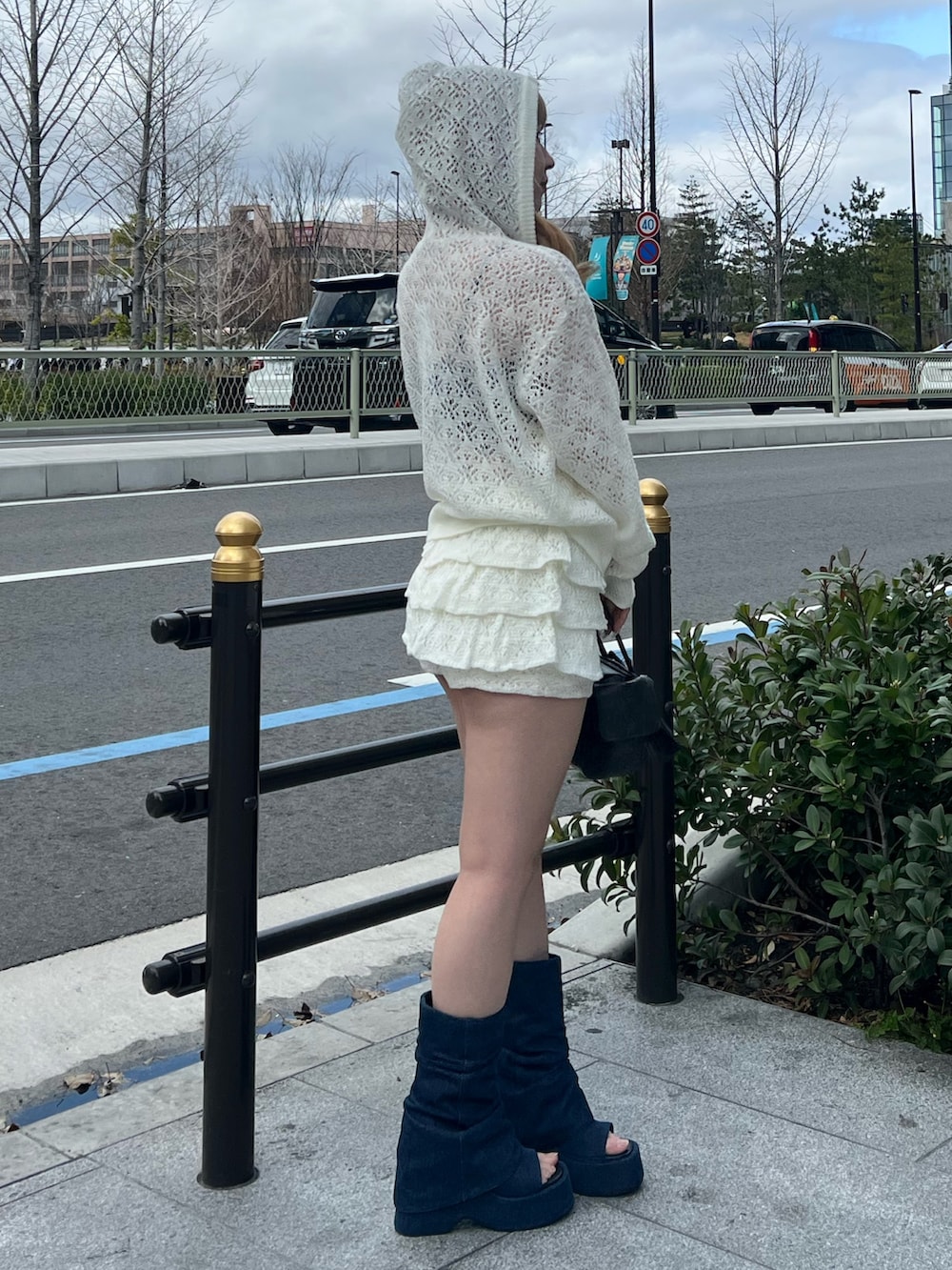 ホワイト系のパーカー、ホワイト系のスカート、ブルー系のサンダルを着用したレディースの春コーディネートの3枚目の写真