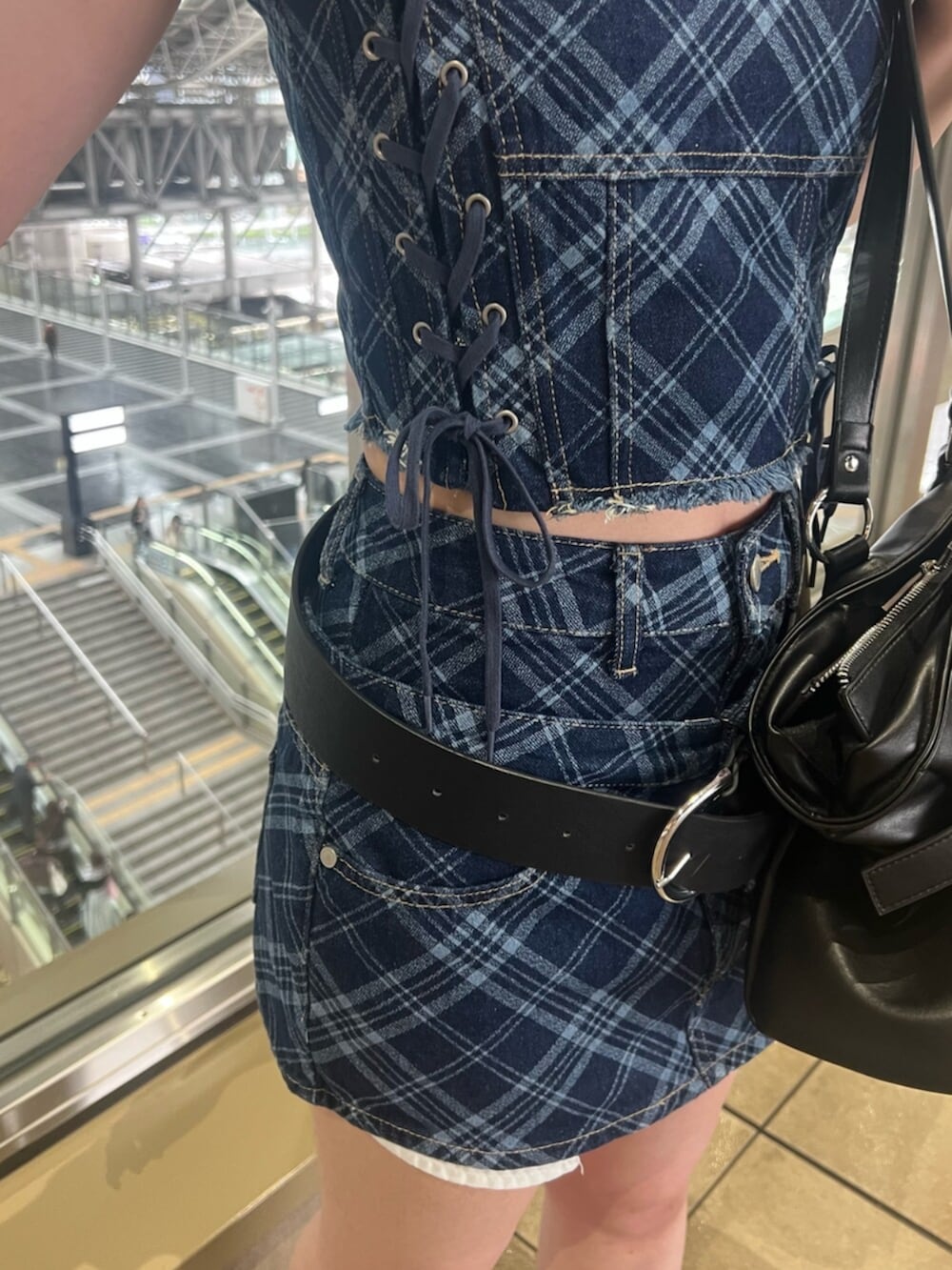ブラック系のトートバッグ、ブラック系のサンダル、ホワイト系のTシャツ/カットソーを着用したレディースの春コーディネートの4枚目の写真