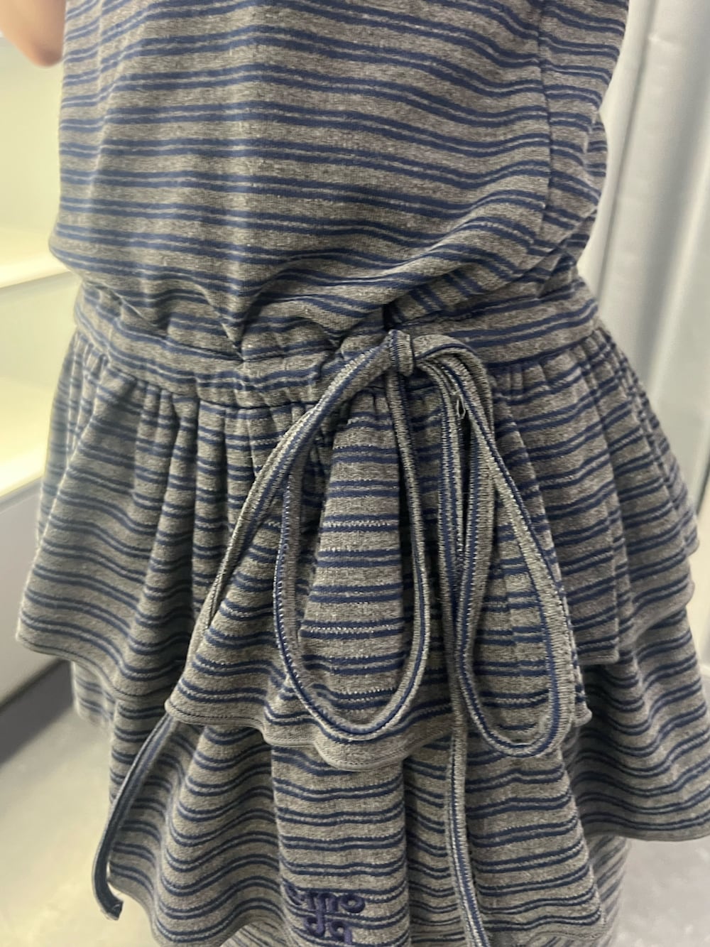グレー系のその他パンツ、グレー系のキャミソール、ブラック系のサンダルを着用したレディースの夏コーディネートの4枚目の写真