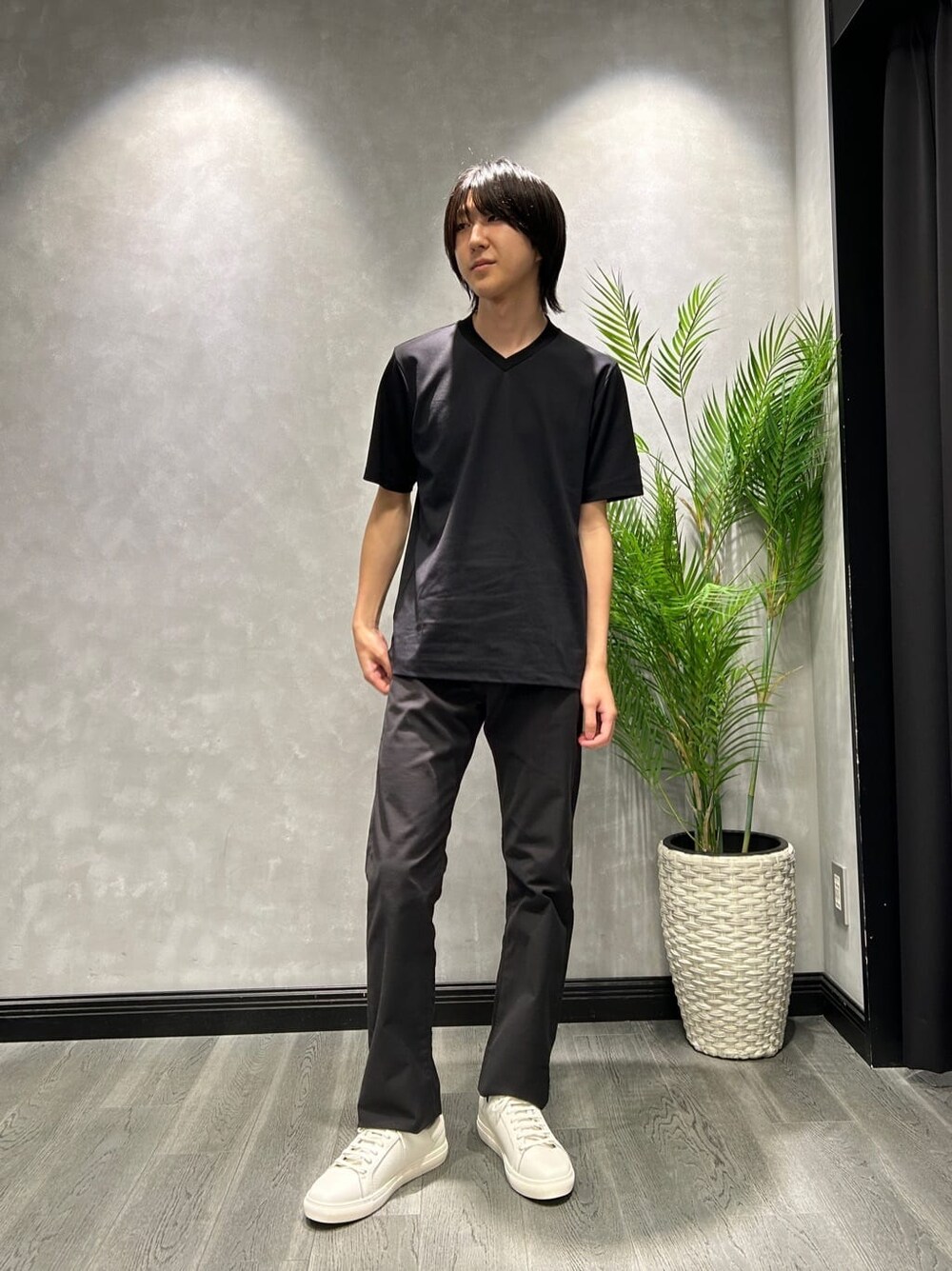 グレー系のシャツ/ブラウス、ブラック系のスラックス、ホワイト系のスニーカーを着用したメンズの秋コーディネートの6枚目の写真