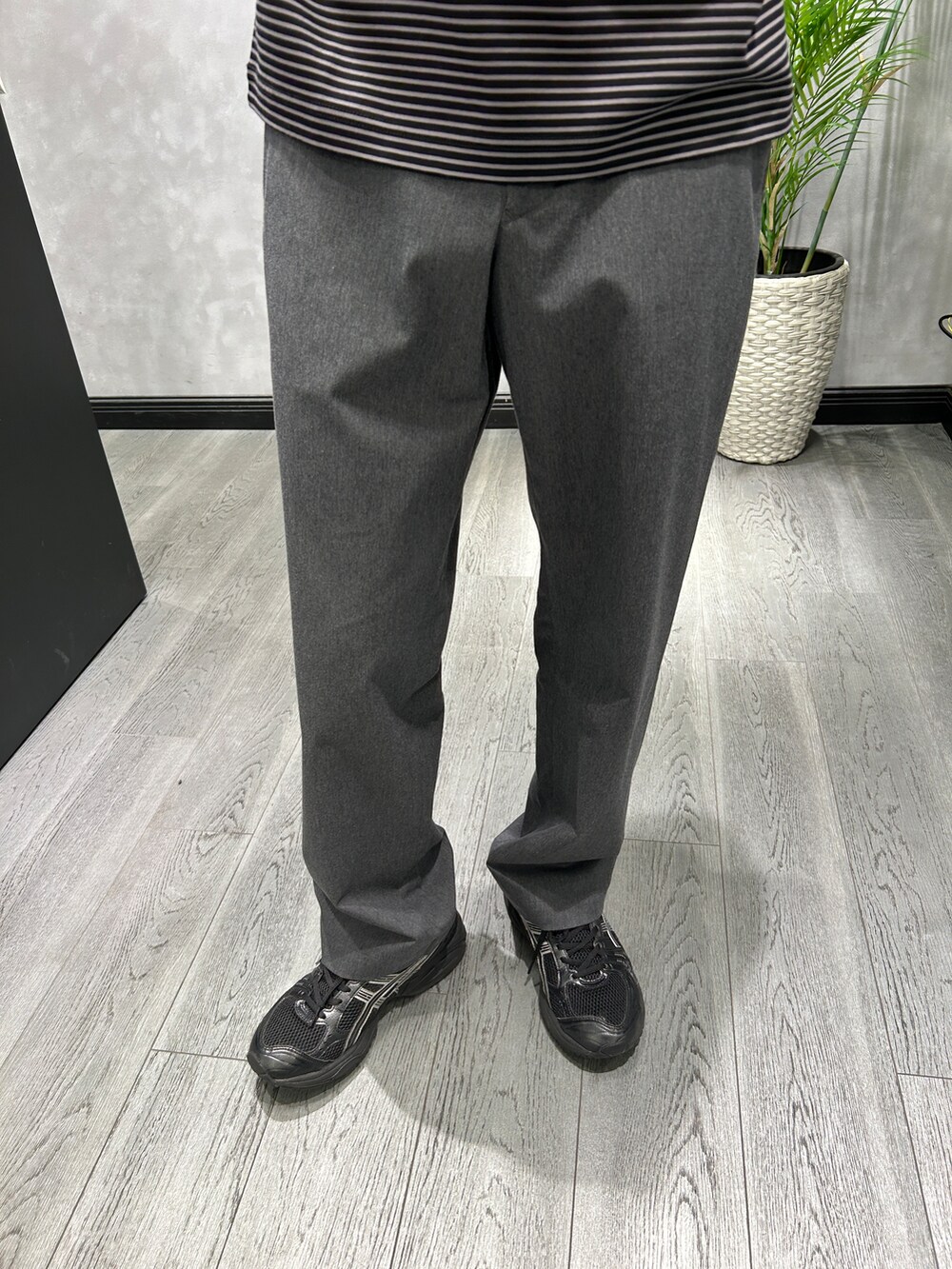 ブルー系のニット/セーター、ブラック系のTシャツ/カットソー、グレー系のスラックスを着用したメンズの秋コーディネートの9枚目の写真