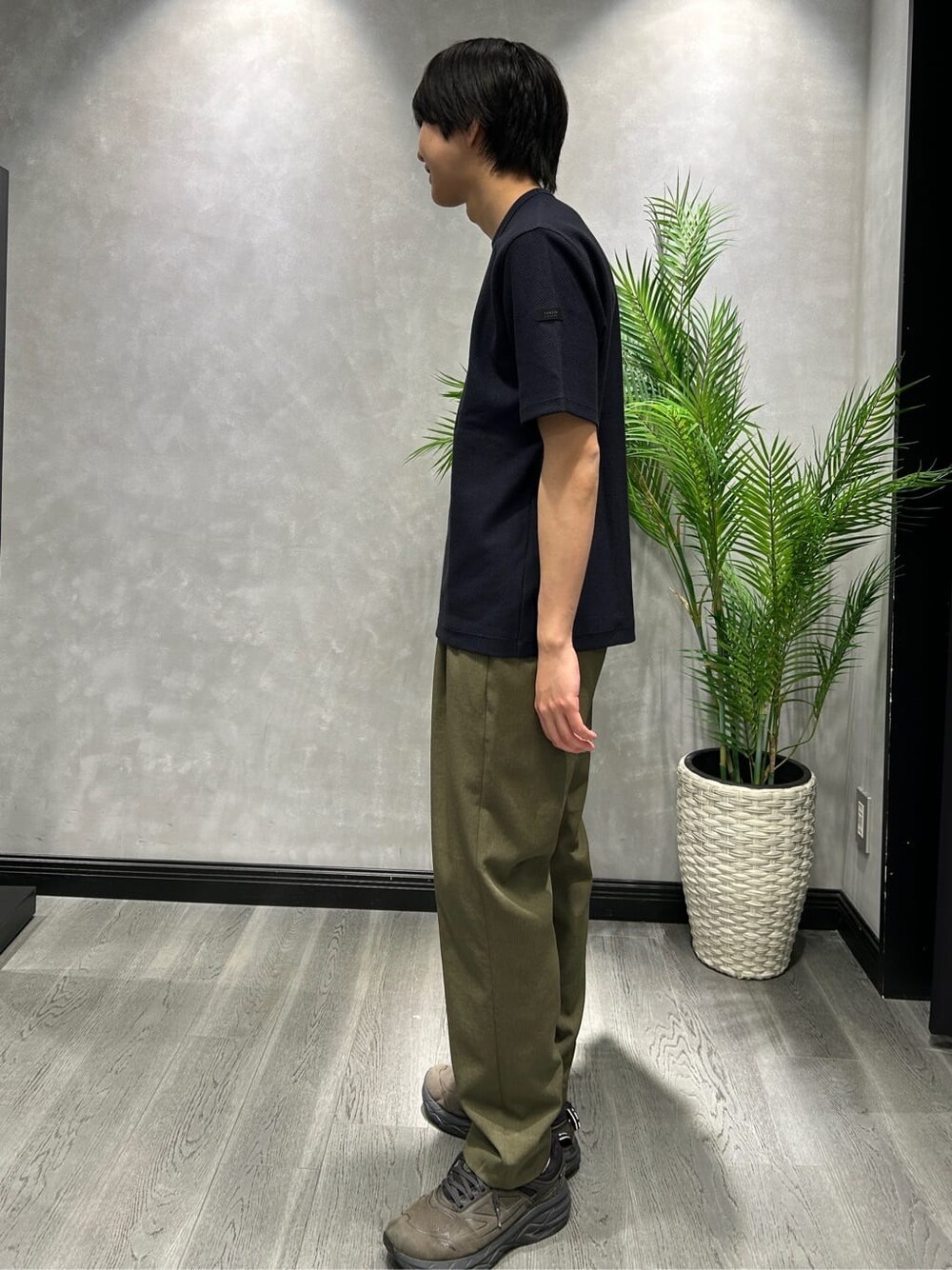 グレー系のシャツ/ブラウスを着用したメンズの春コーディネートの7枚目の写真