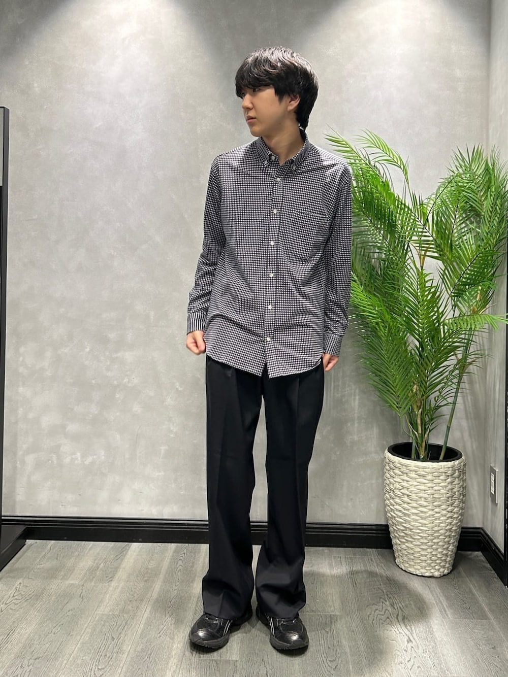 ブルー系のデニムジャケット、ブルー系のシャツ/ブラウス、ブルー系のスラックスを着用したメンズの冬コーディネートの5枚目の写真