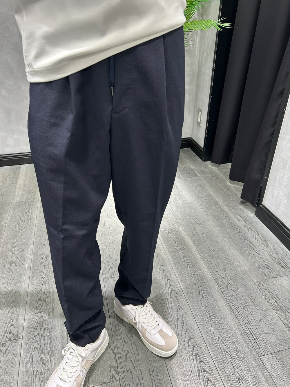ブルー系のテーラードジャケット、ホワイト系のTシャツ/カットソー、ブルー系のスラックスを着用したメンズの夏コーディネートの7枚目の写真