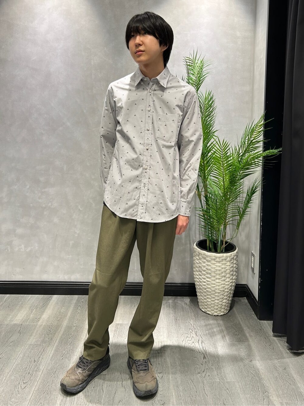 グレー系のシャツ/ブラウスを着用したメンズの春コーディネートの5枚目の写真