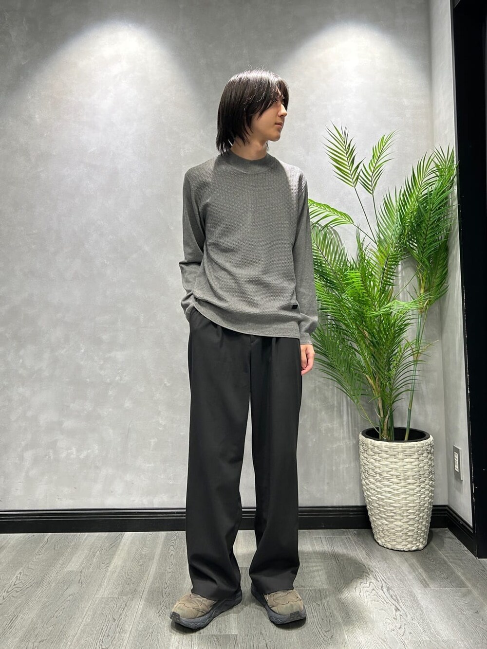 グレー系のニット/セーター、ブルー系のテーラードジャケット、グレー系のショルダーバッグを着用したメンズの秋コーディネートの7枚目の写真