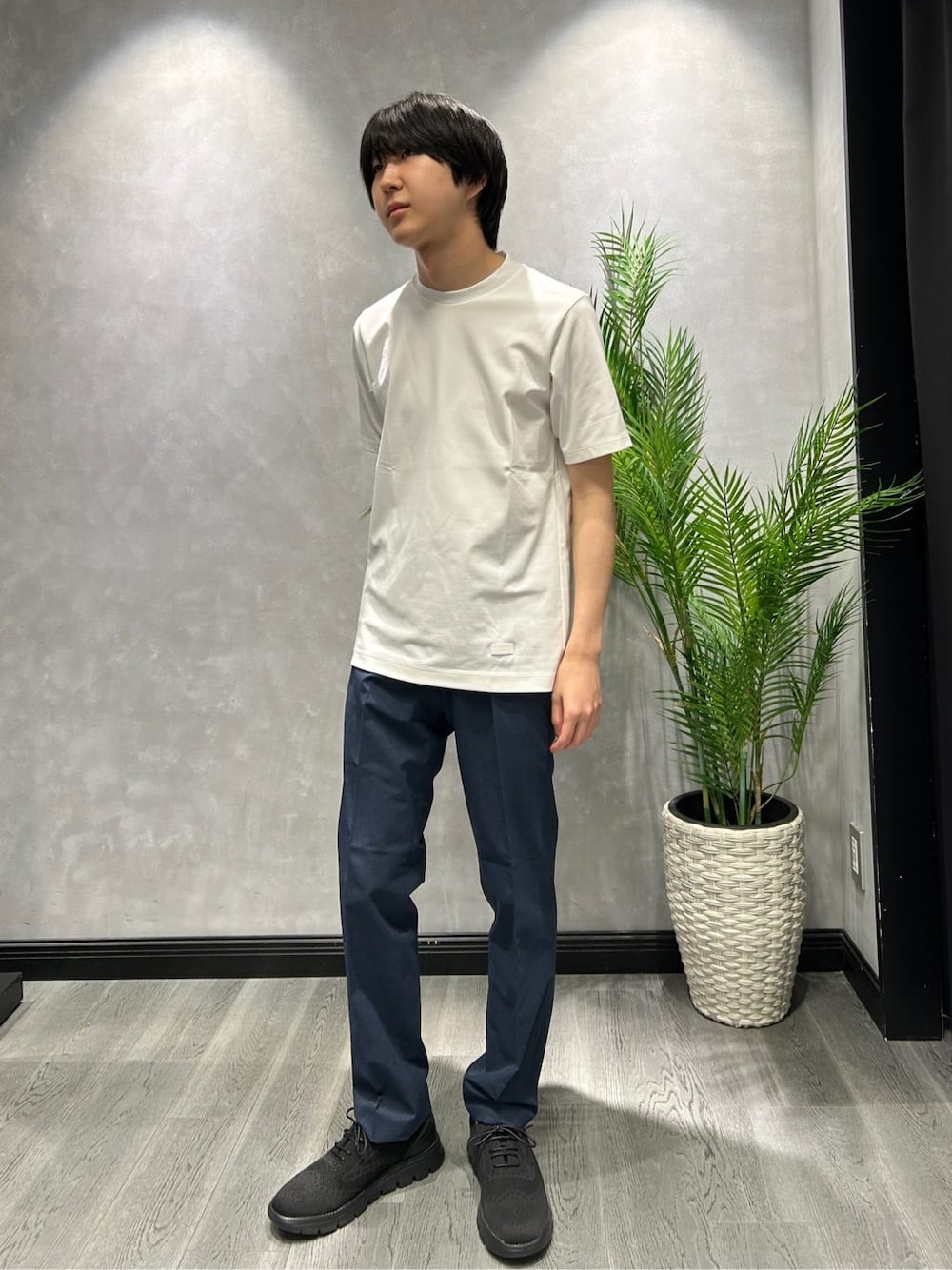 ブルー系のテーラードジャケット、ブルー系のスラックスを着用したメンズの春コーディネートの9枚目の写真