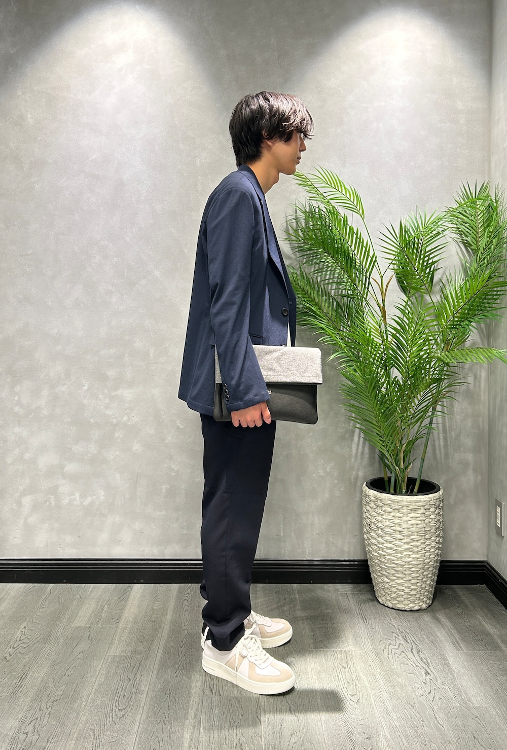 ブルー系のテーラードジャケット、ホワイト系のTシャツ/カットソー、ブルー系のスラックスを着用したメンズの夏コーディネートの2枚目の写真