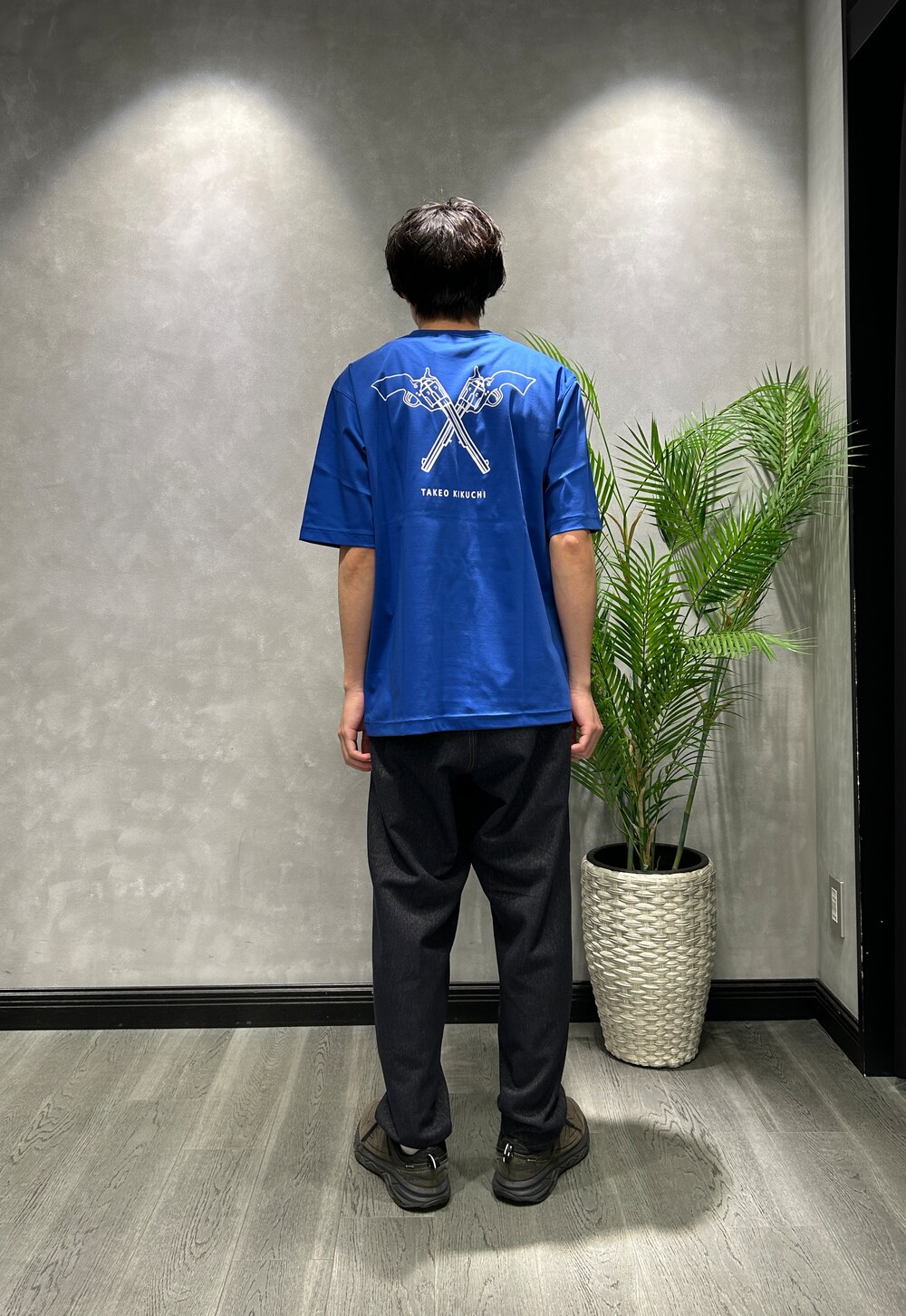 グリーン系のシャツ/ブラウス、ブルー系のTシャツ/カットソー、ブルー系のデニムパンツを着用したメンズの夏コーディネートの7枚目の写真