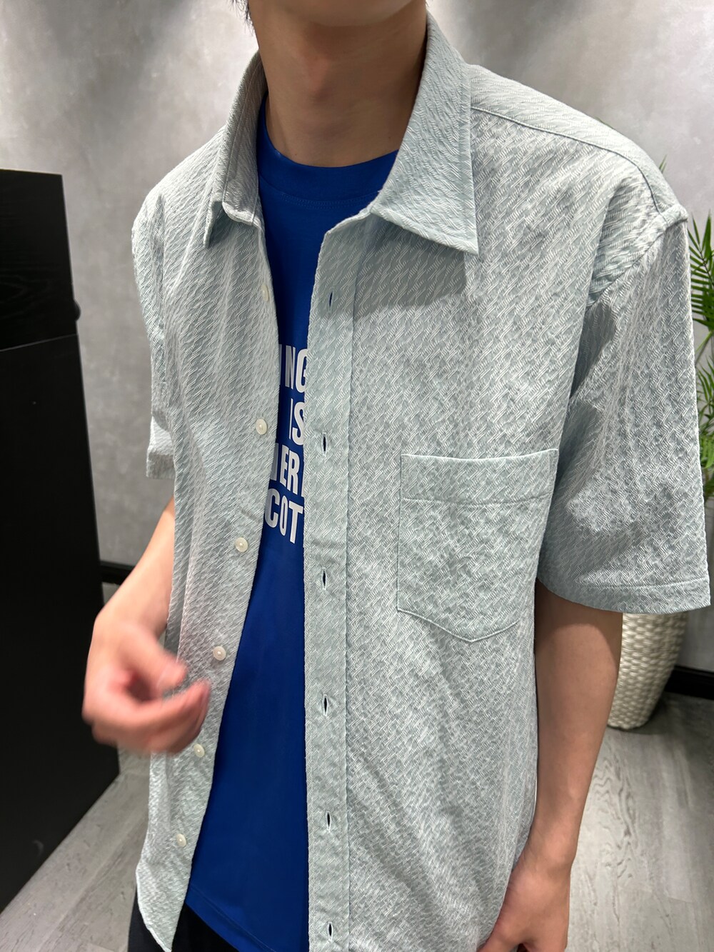 グリーン系のシャツ/ブラウス、ブルー系のTシャツ/カットソー、ブルー系のデニムパンツを着用したメンズの夏コーディネートの4枚目の写真