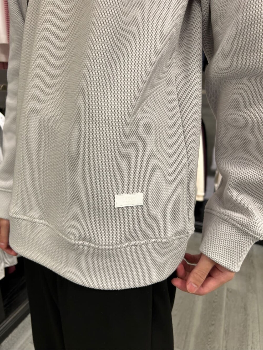 グレー系のTシャツ/カットソー、ブラック系のボディバッグ/ウエストポーチを着用したメンズの秋コーディネートの6枚目の写真