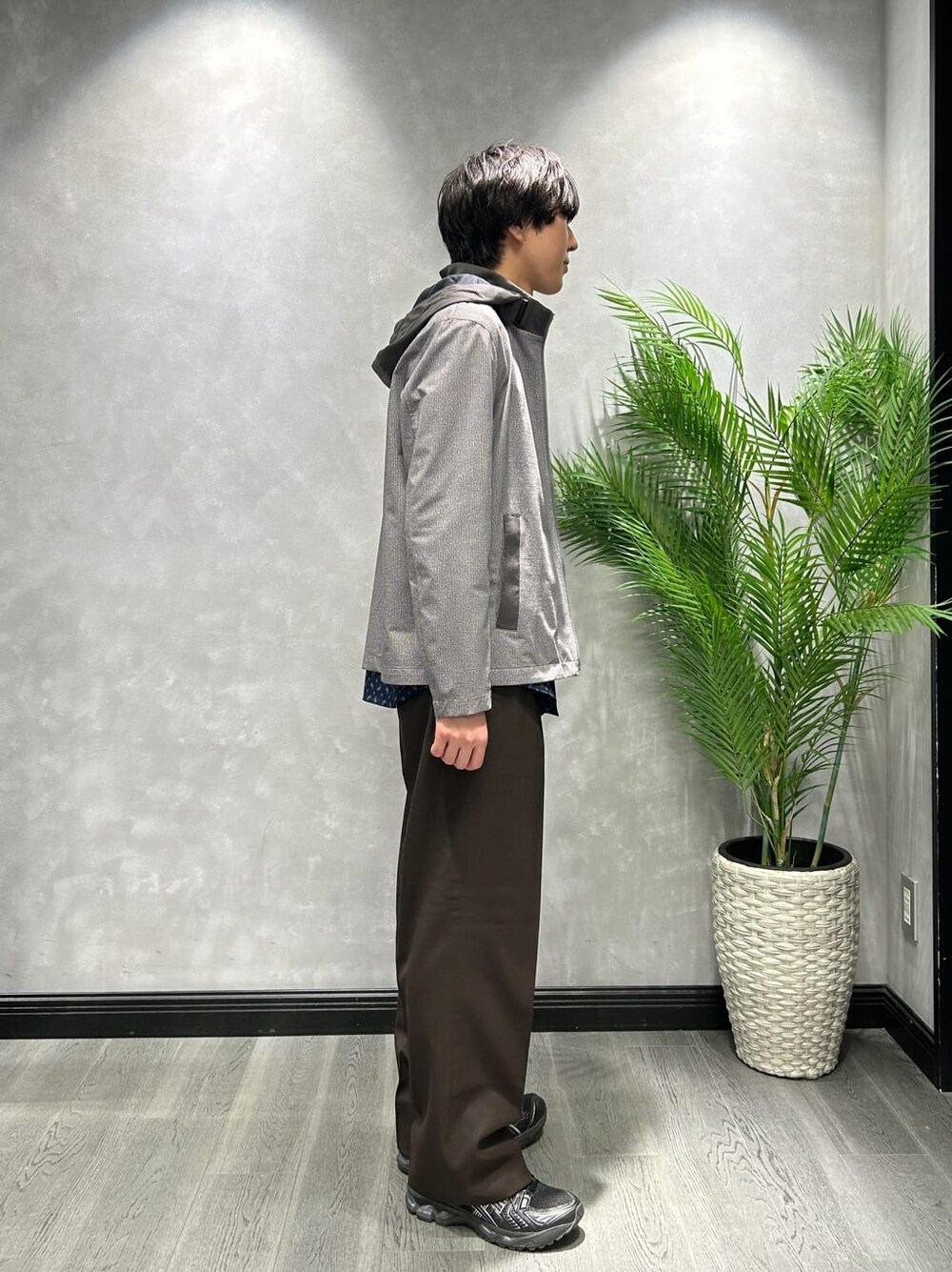 グレー系のブルゾン、ブルー系のシャツ/ブラウス、ブラウン系のスラックスを着用したメンズの春コーディネートの2枚目の写真