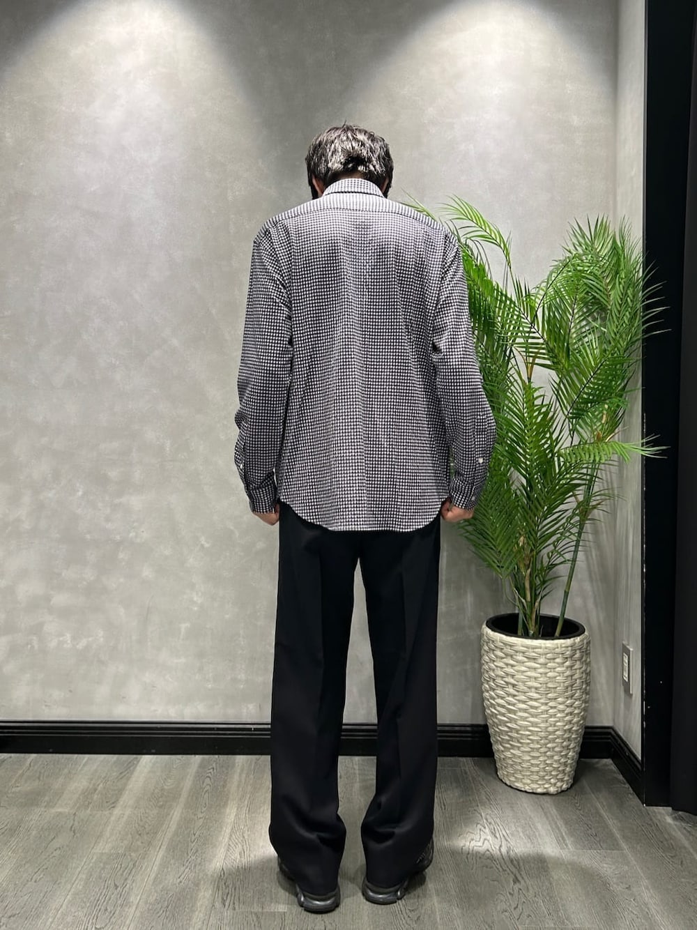 ブルー系のデニムジャケット、ブルー系のシャツ/ブラウス、ブルー系のスラックスを着用したメンズの冬コーディネートの6枚目の写真