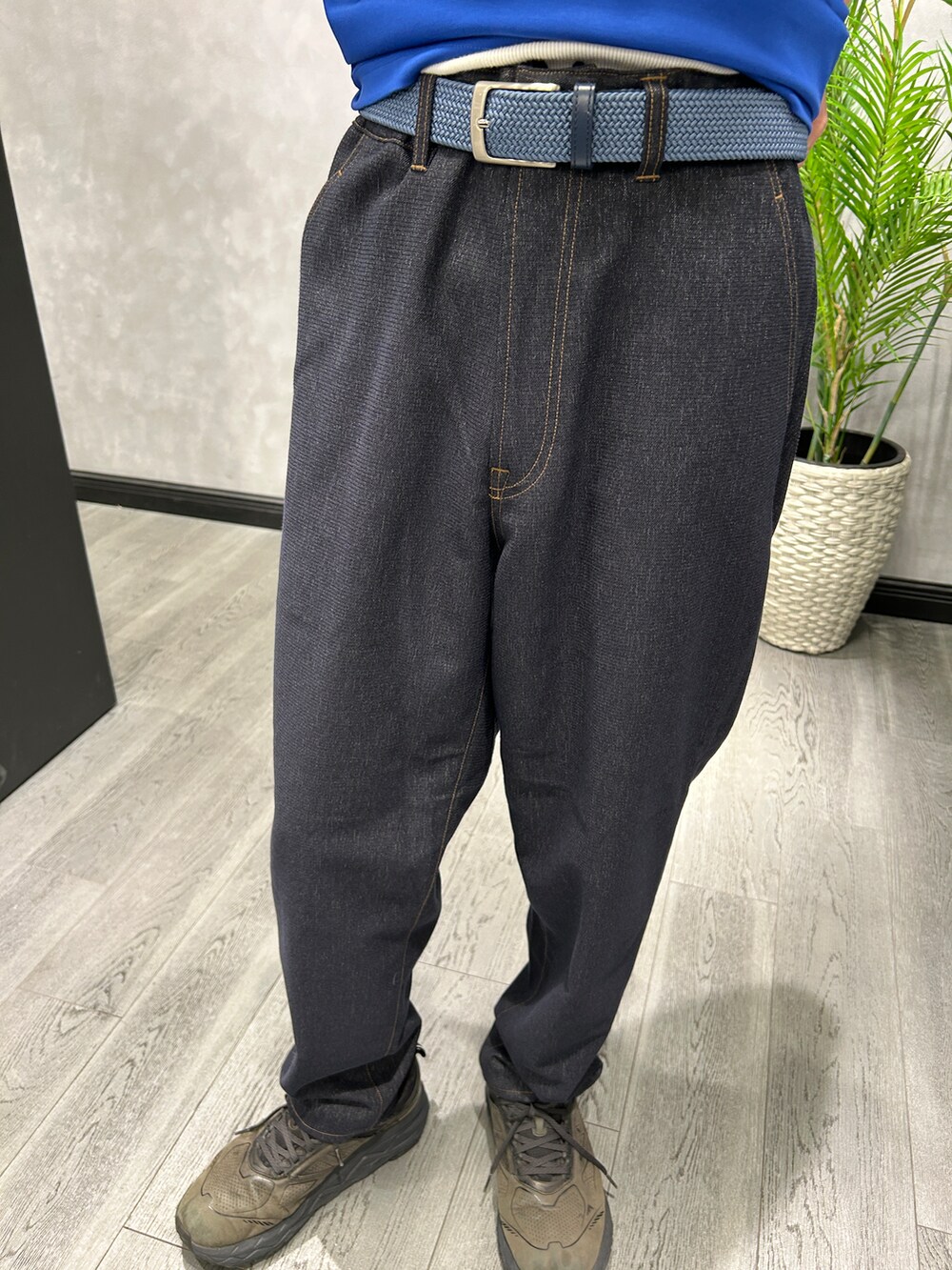 グリーン系のシャツ/ブラウス、ブルー系のTシャツ/カットソー、ブルー系のデニムパンツを着用したメンズの夏コーディネートの8枚目の写真