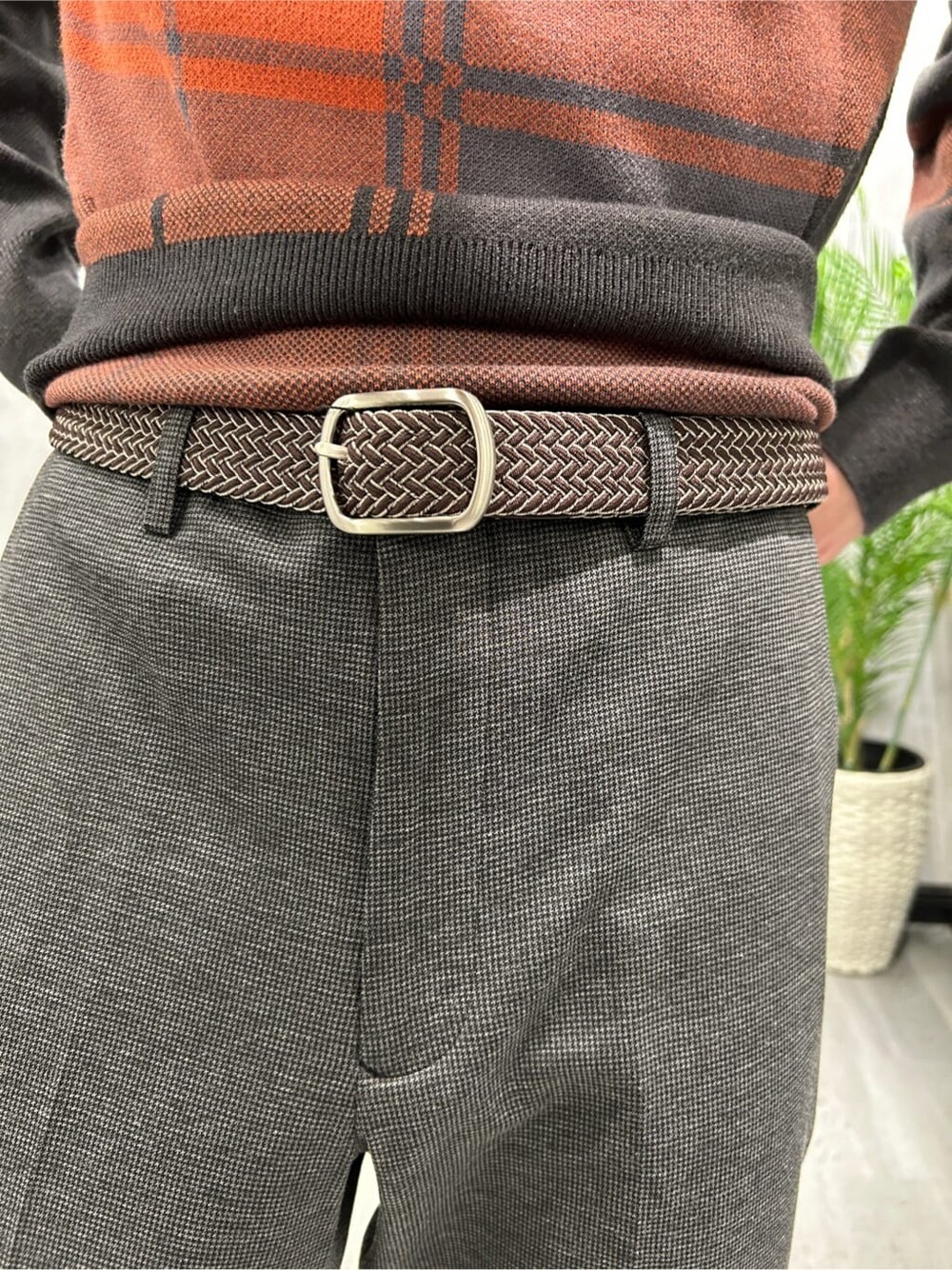ブラック系のダウンジャケット/コート、グレー系のニット/セーター、ブラック系のスラックスを着用したメンズの冬コーディネートの10枚目の写真