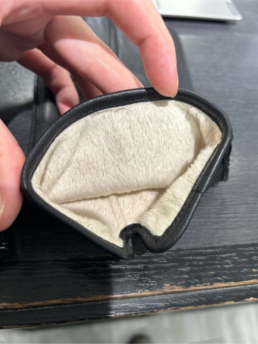 ブラウン系のその他アウター、グレー系のニット/セーター、オレンジ系のマフラーを着用したメンズの秋コーディネートの10枚目の写真
