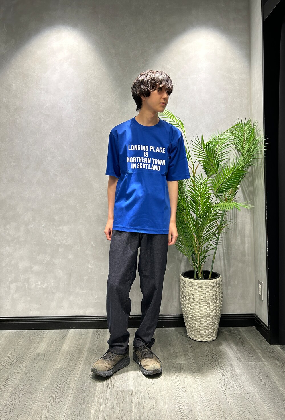 グリーン系のシャツ/ブラウス、ブルー系のTシャツ/カットソー、ブルー系のデニムパンツを着用したメンズの夏コーディネートの6枚目の写真