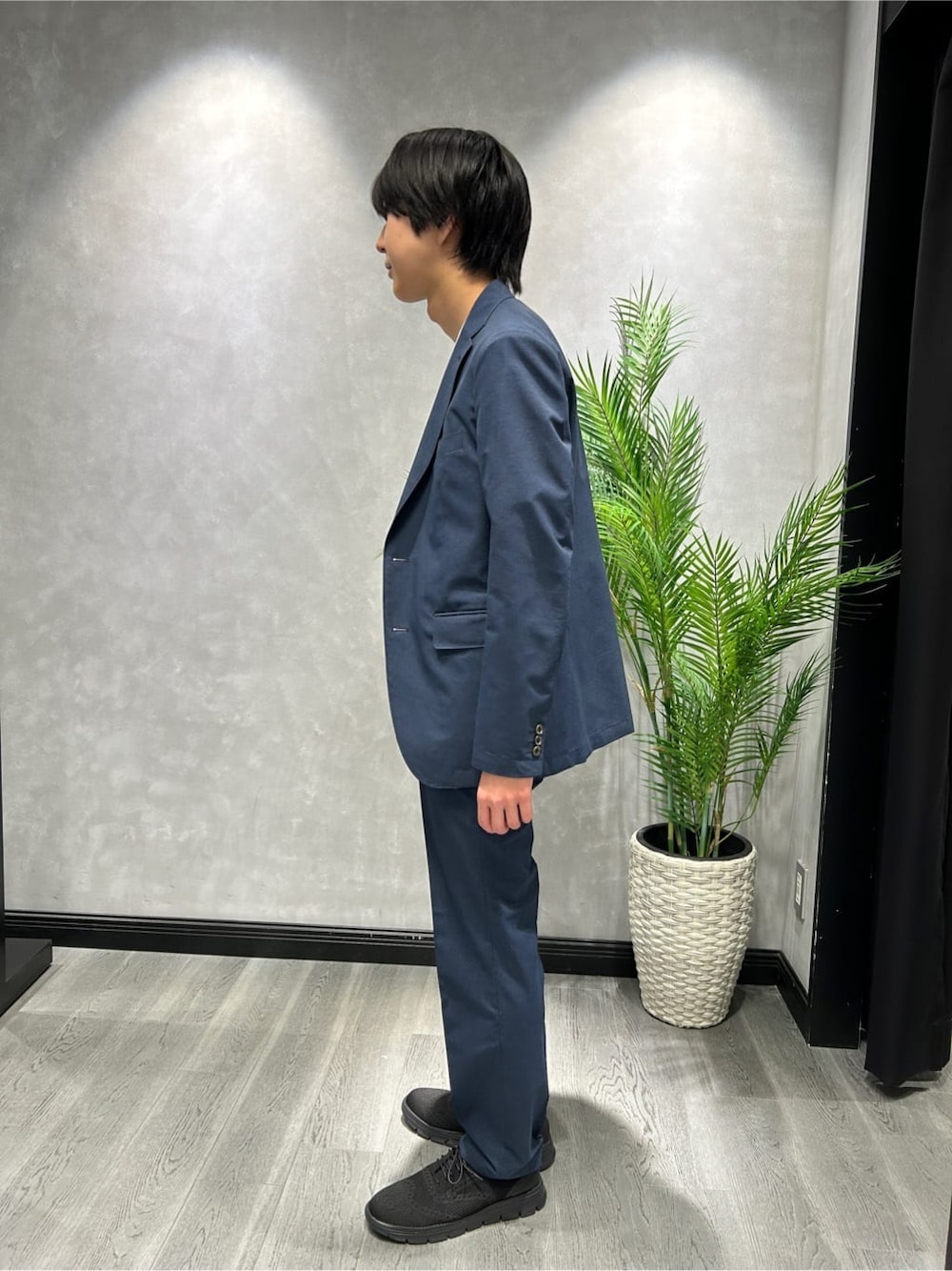 ブルー系のテーラードジャケット、ブルー系のスラックスを着用したメンズの春コーディネートの2枚目の写真