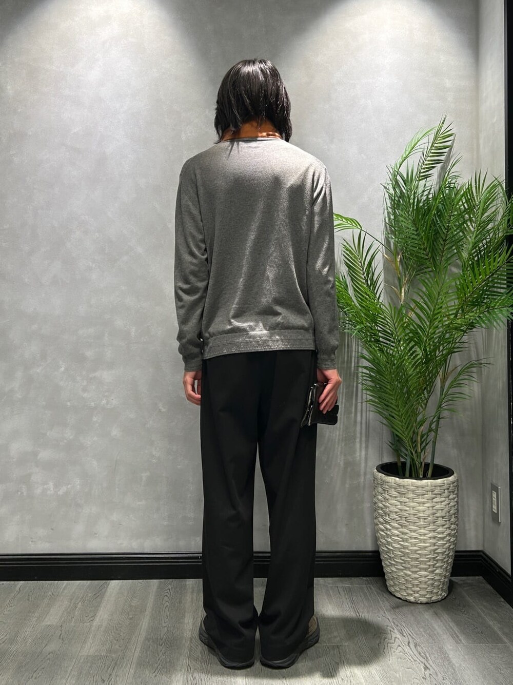 ブラウン系のその他アウター、グレー系のニット/セーター、オレンジ系のマフラーを着用したメンズの秋コーディネートの8枚目の写真