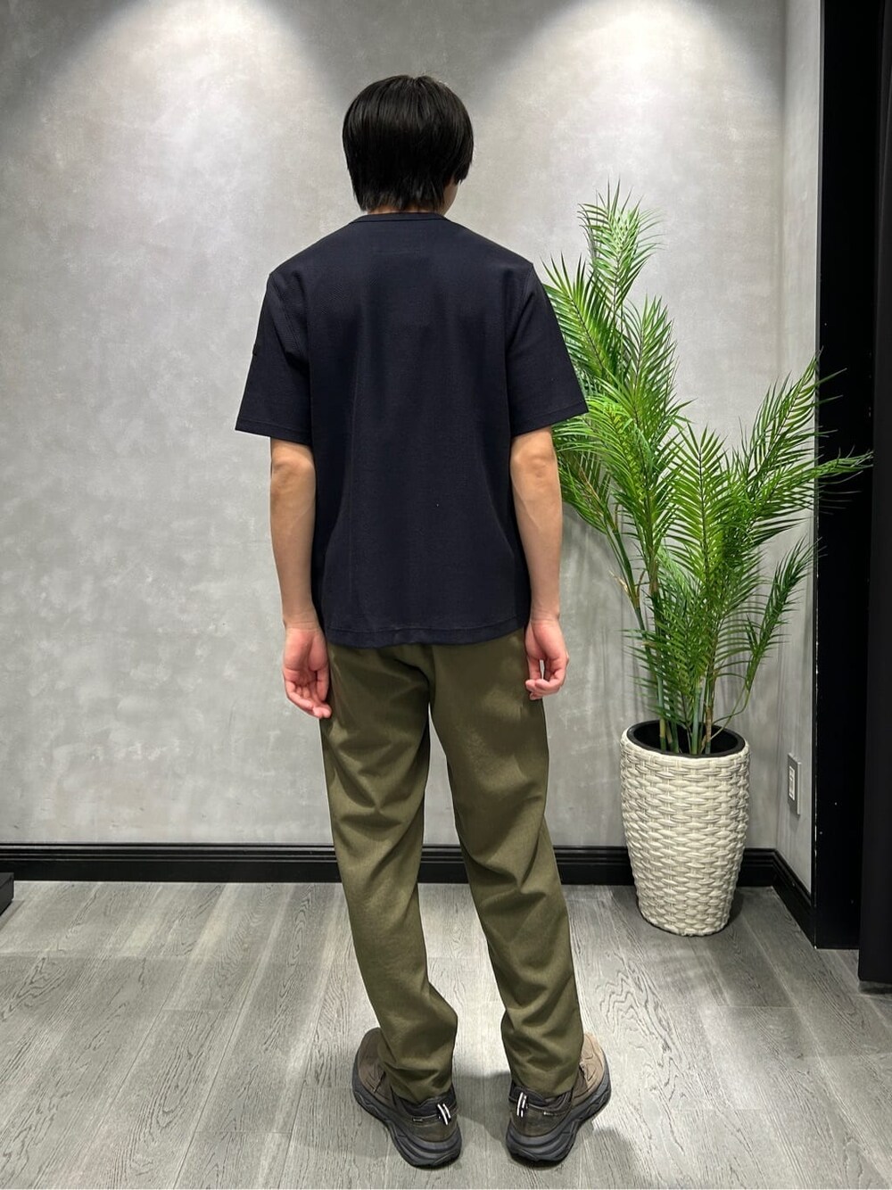 グレー系のシャツ/ブラウスを着用したメンズの春コーディネートの8枚目の写真