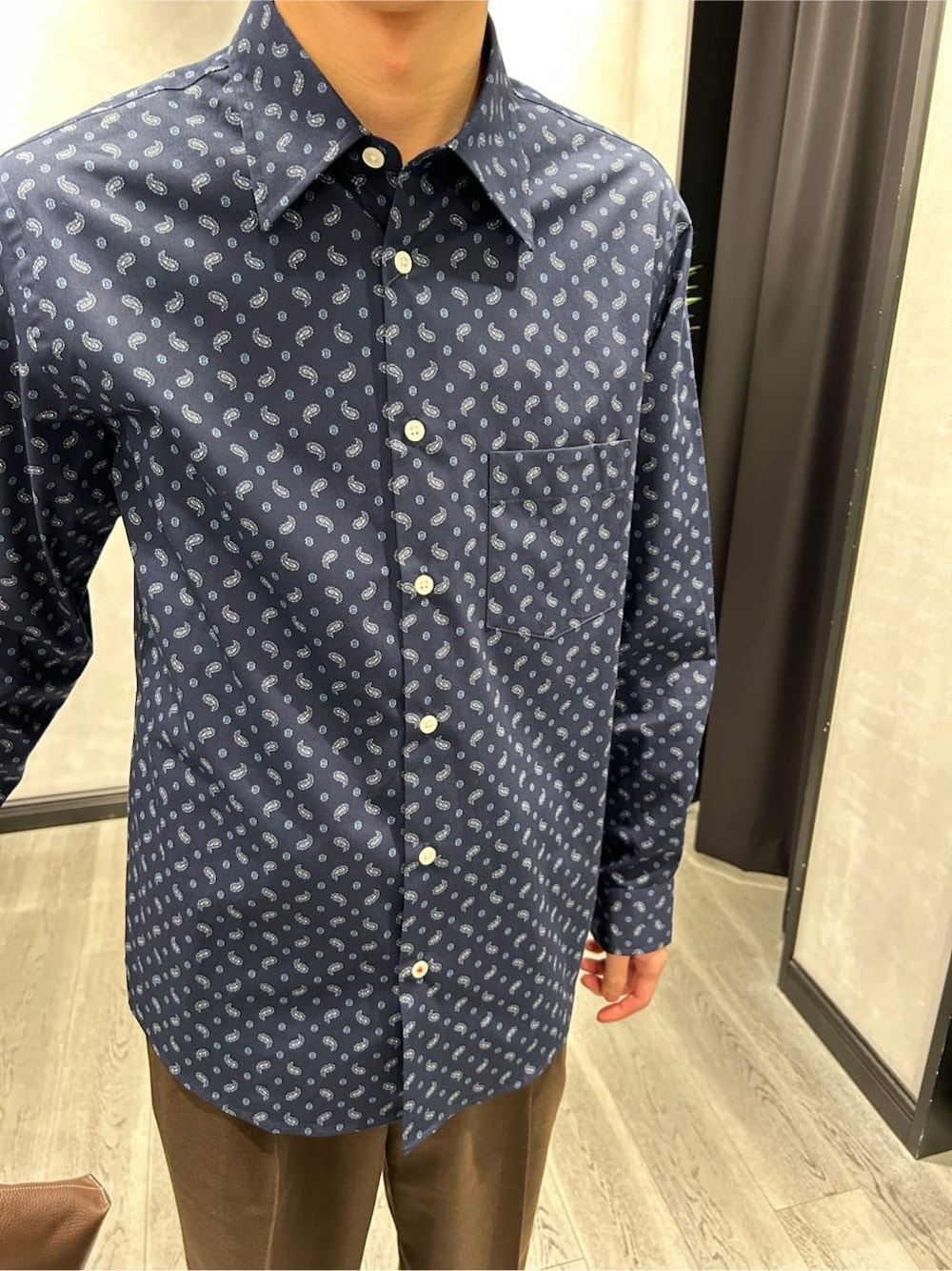 グレー系のカーディガン/ボレロ、ブルー系のシャツ/ブラウス、ブラウン系のスラックスを着用したメンズの春コーディネートの8枚目の写真
