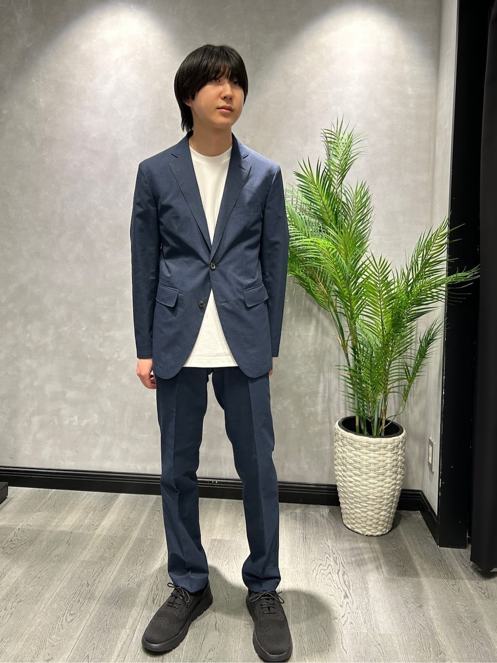 ブルー系のテーラードジャケット、ブルー系のスラックスを着用したメンズの春コーディネートの5枚目の写真