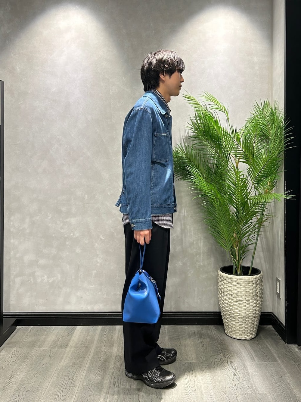 ブルー系のデニムジャケット、ブルー系のシャツ/ブラウス、ブルー系のスラックスを着用したメンズの冬コーディネートの2枚目の写真