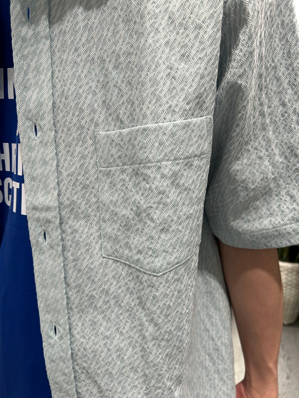 グリーン系のシャツ/ブラウス、ブルー系のTシャツ/カットソー、ブルー系のデニムパンツを着用したメンズの夏コーディネートの5枚目の写真