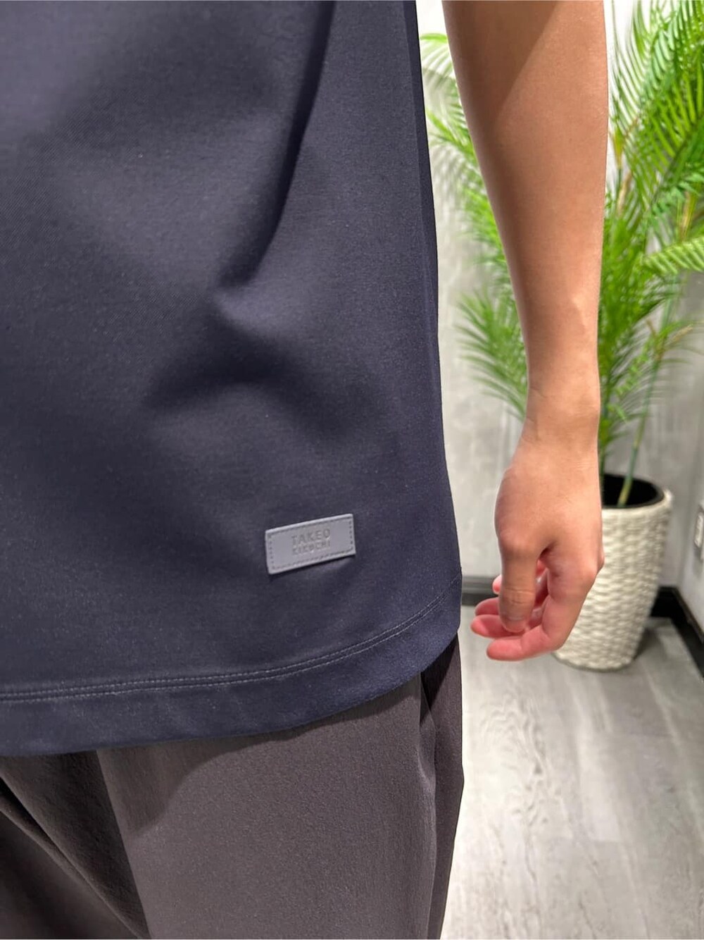 グレー系のシャツ/ブラウス、ブルー系のTシャツ/カットソー、ブラック系のスラックスを着用したメンズの夏コーディネートの6枚目の写真