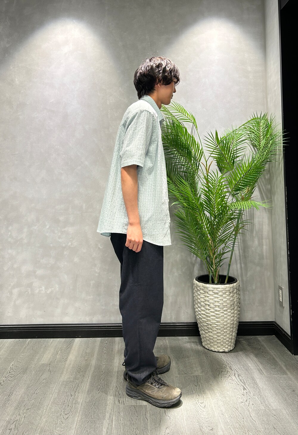 グリーン系のシャツ/ブラウス、ブルー系のTシャツ/カットソー、ブルー系のデニムパンツを着用したメンズの夏コーディネートの2枚目の写真