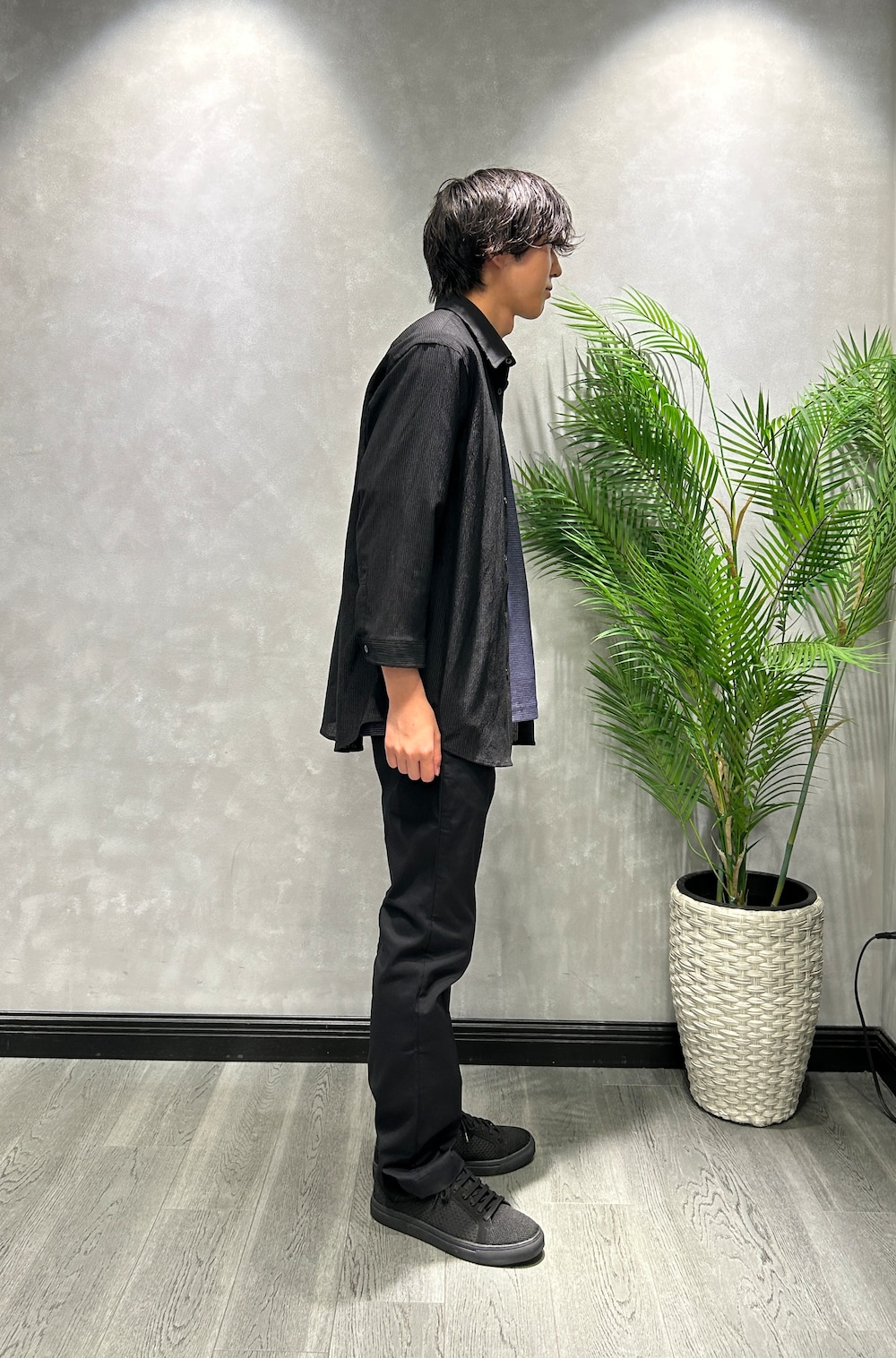 ブラック系のシャツ/ブラウス、ブルー系のTシャツ/カットソー、ブラック系のスラックスを着用したメンズの夏コーディネートの2枚目の写真