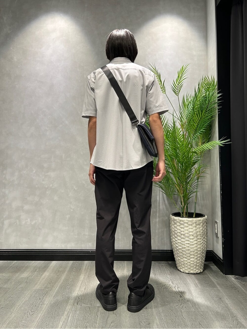 グレー系のシャツ/ブラウス、ブルー系のTシャツ/カットソー、ブラック系のスラックスを着用したメンズの夏コーディネートの3枚目の写真