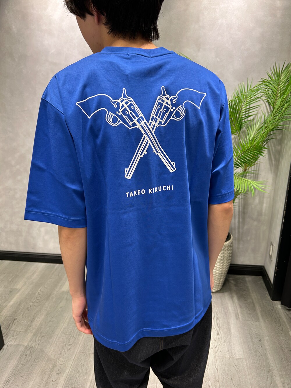 グリーン系のシャツ/ブラウス、ブルー系のTシャツ/カットソー、ブルー系のデニムパンツを着用したメンズの夏コーディネートの10枚目の写真
