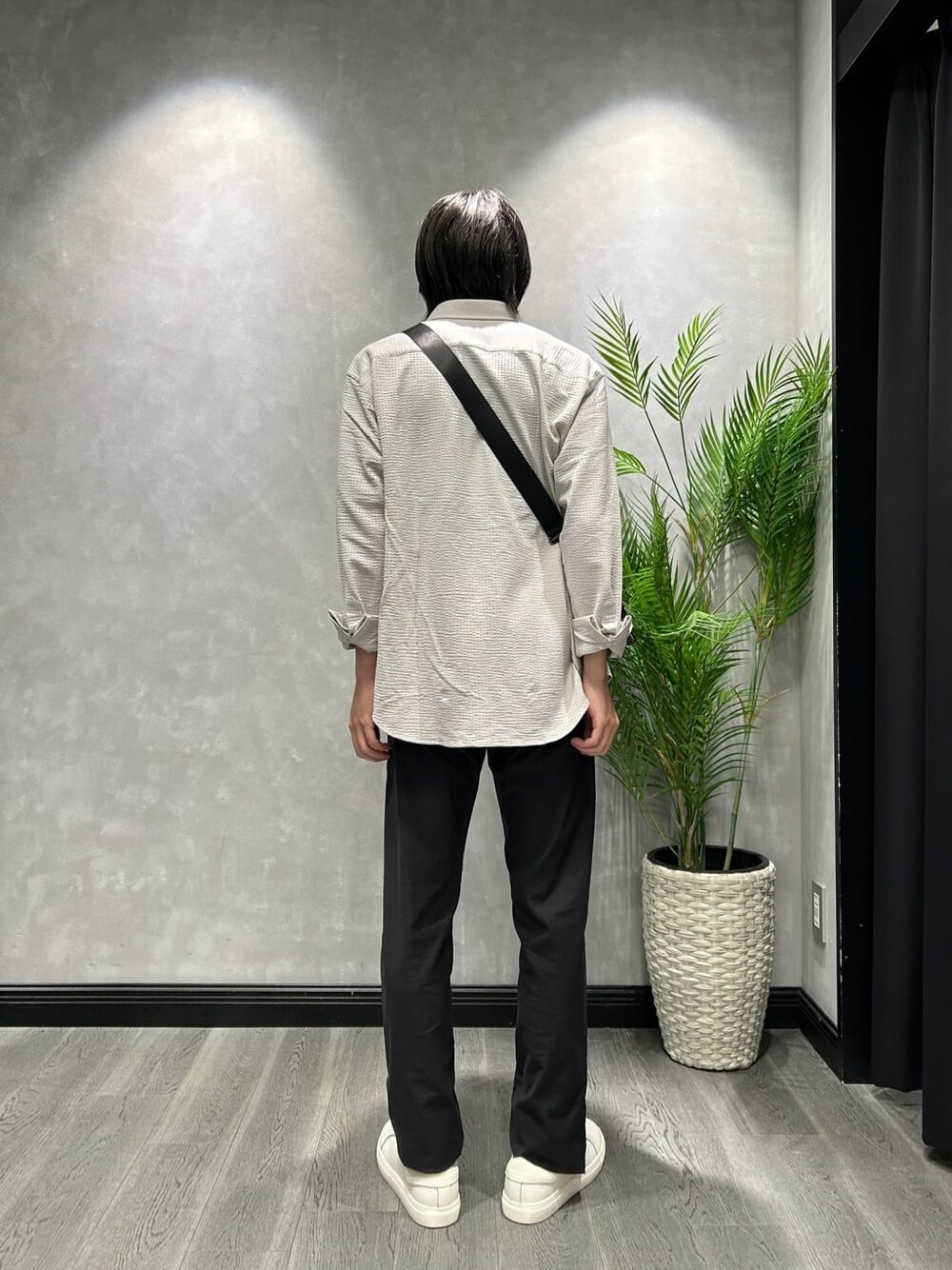 グレー系のシャツ/ブラウス、ブラック系のスラックス、ホワイト系のスニーカーを着用したメンズの秋コーディネートの3枚目の写真