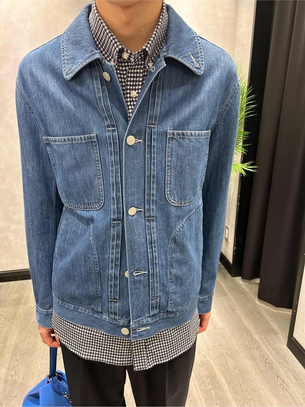ブルー系のデニムジャケット、ブルー系のシャツ/ブラウス、ブルー系のスラックスを着用したメンズの冬コーディネートの4枚目の写真
