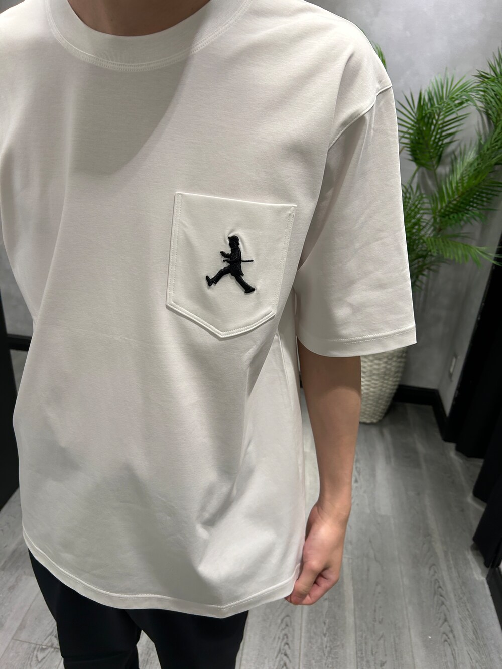ブルー系のテーラードジャケット、ホワイト系のTシャツ/カットソー、ブルー系のスラックスを着用したメンズの夏コーディネートの6枚目の写真