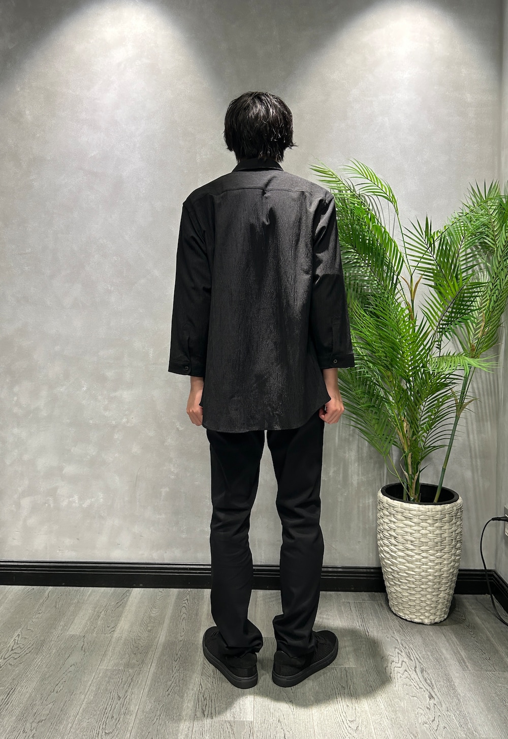 ブラック系のシャツ/ブラウス、ブルー系のTシャツ/カットソー、ブラック系のスラックスを着用したメンズの夏コーディネートの3枚目の写真