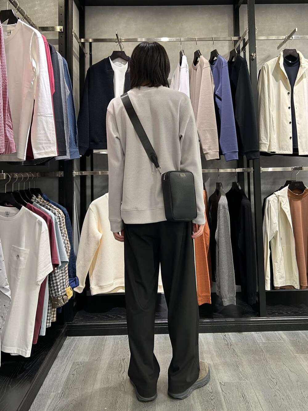 グレー系のTシャツ/カットソー、ブラック系のボディバッグ/ウエストポーチを着用したメンズの秋コーディネートの3枚目の写真