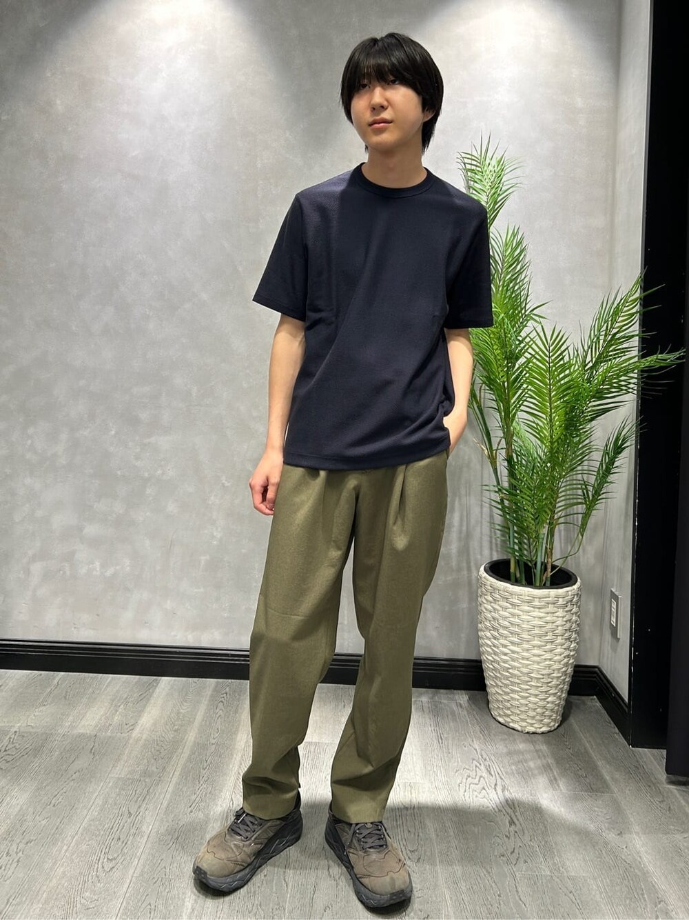 グレー系のシャツ/ブラウスを着用したメンズの春コーディネートの6枚目の写真